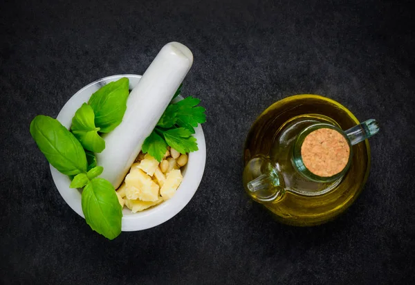 Hmoždíř a paličku, s olivovým olejem — Stock fotografie