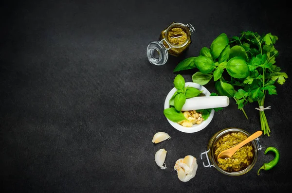 Pesto com ervas na área de espaço de cópia — Fotografia de Stock