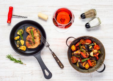 Biftek ızgara sebzeler ve Rose şarap