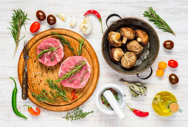М'ясо, гриби та кулінарні інгредієнти — стокове фото