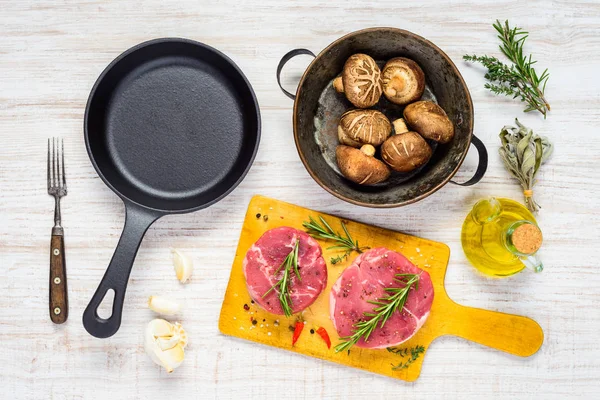 Menggoreng Pan, Daging mentah dan Jamur dengan Bumbu — Stok Foto