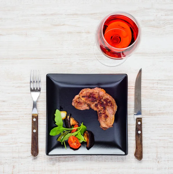 Bife com vinho rosa na vista superior — Fotografia de Stock