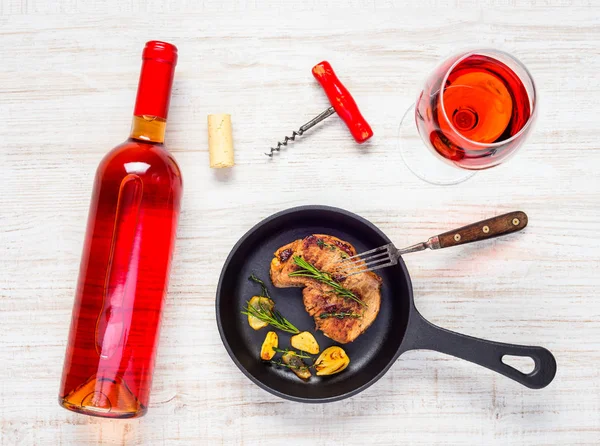 Steak mit Glas und Flasche Rosenwein — Stockfoto