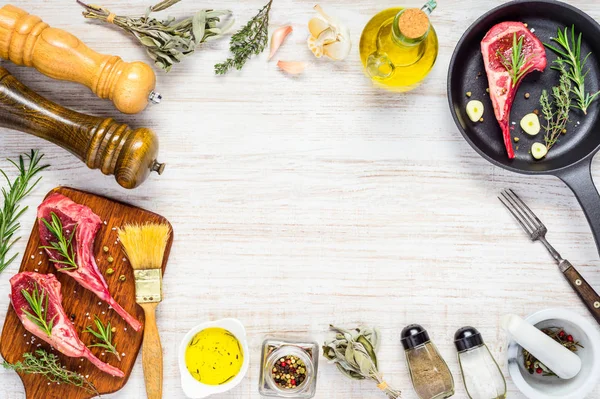 Costeletas de cordeiro com ingredientes de cozinha e quadro de espaço de cópia — Fotografia de Stock