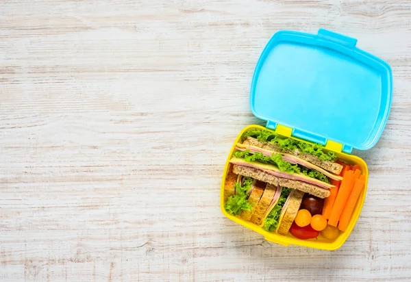 Lunchbox met voedsel en kopie ruimte — Stockfoto
