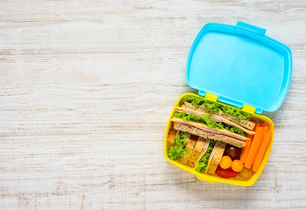 Caja de almuerzo con espacio para alimentos y copias — Foto de Stock