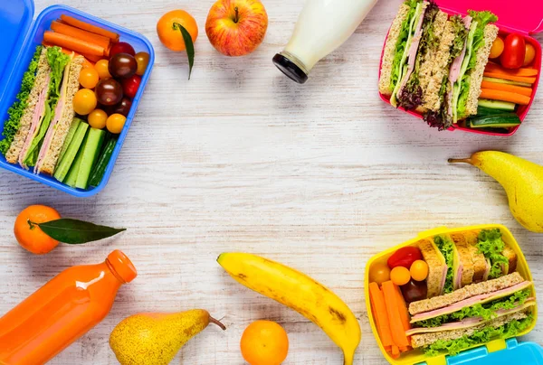 Boîtes à lunch avec fruits et cadre d'espace de copie — Photo