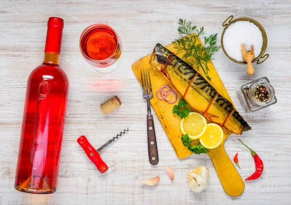 Vino de rosa con pescado de caballa ahumado — Foto de Stock