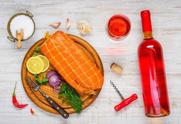 Salmón ahumado con vino rosa en copa y botella , —  Fotos de Stock