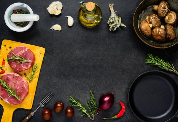 Copiar el marco del espacio con picaduras de carne e ingredientes de cocina —  Fotos de Stock