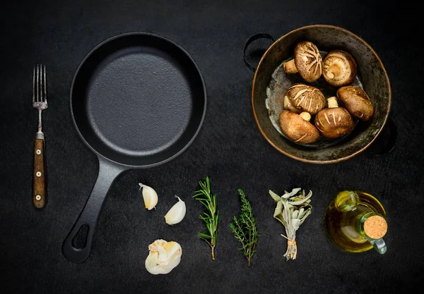 Pilze mit Zutaten kochen — Stockfoto