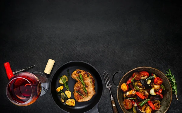 Şarap, biftek ve sebze