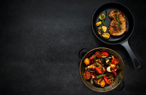 Biftek pirzola ızgara sebzeler ve kopya alanı