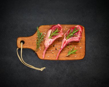 Baharat ve baharat ile ham kaburga