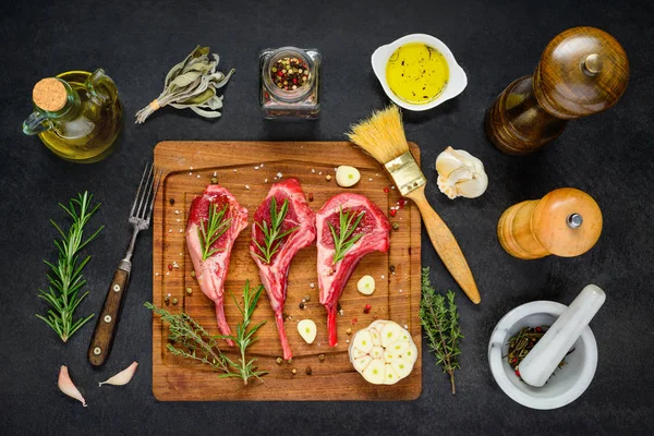 Costillas de cordero Chuletas con ingredientes de cocina —  Fotos de Stock