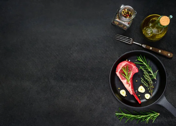 Rohes Rippenfleisch mit Würze und Kopierplatz — Stockfoto