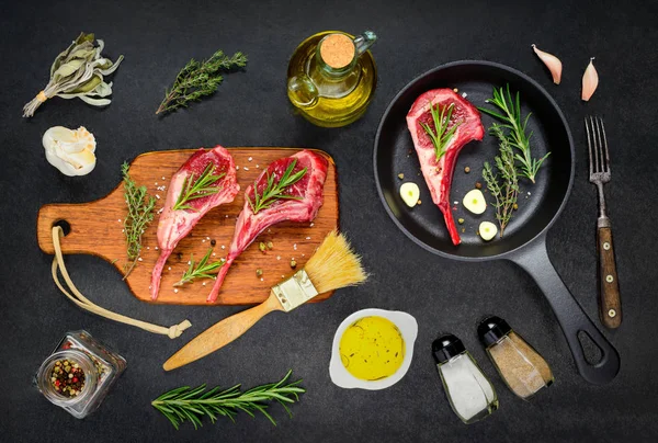 Főzés a fűszerekkel és a fűszerek nyers hús — Stock Fotó