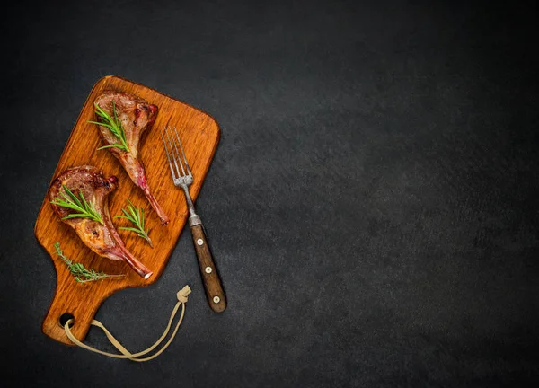 Chuletas de cordero a la parrilla con espacio de copia — Foto de Stock