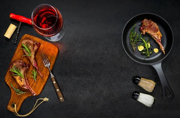 Вино и стейк с копировальным пространством — стоковое фото