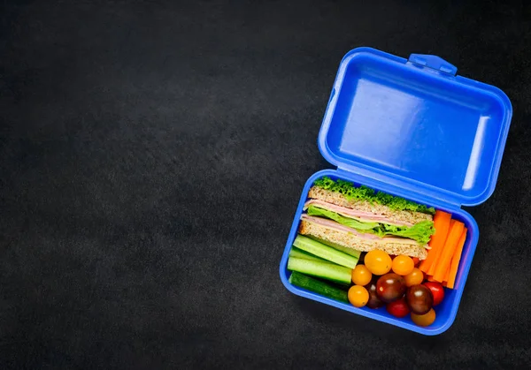Caixa de almoço azul com comida e espaço de cópia — Fotografia de Stock