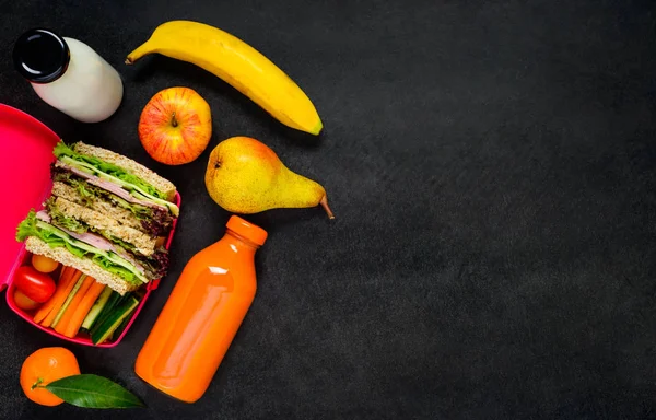Pembe beslenme çantası kopya alanı üzerinde meyve ile — Stok fotoğraf