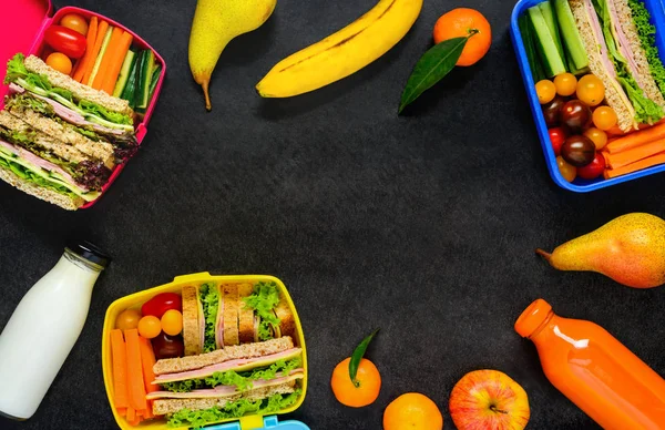 Copiar el marco del espacio con cajas de almuerzo y frutas — Foto de Stock