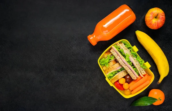 Caixa de almoço amarelo com alimentos no espaço de cópia — Fotografia de Stock
