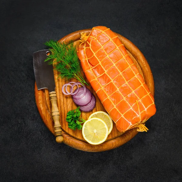 Geräucherter roter Fisch mit Zitrone und Kochzutaten — Stockfoto