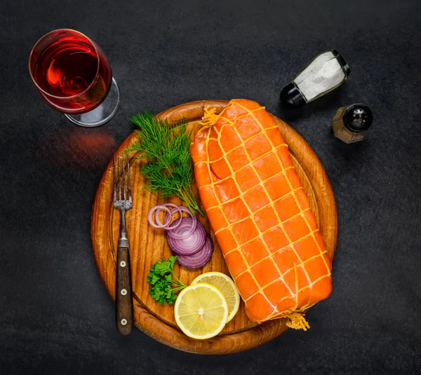Räucherlachs-Fisch mit Rosenwein — Stockfoto