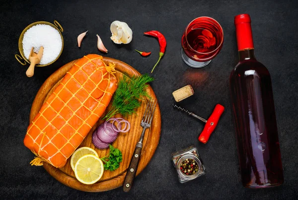 Räucherlachs Fisch mit Glas und Flasche Wein — Stockfoto