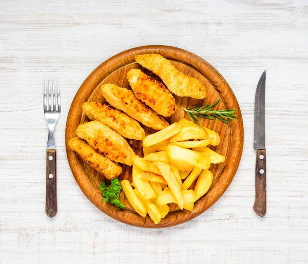 Csirke rudacskák hasábburgonyával Fast Food — Stock Fotó
