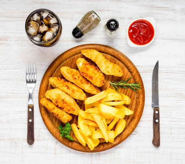 Makanan cepat saji dengan kentang goreng, Cola dan Chicken Nuggets — Stok Foto