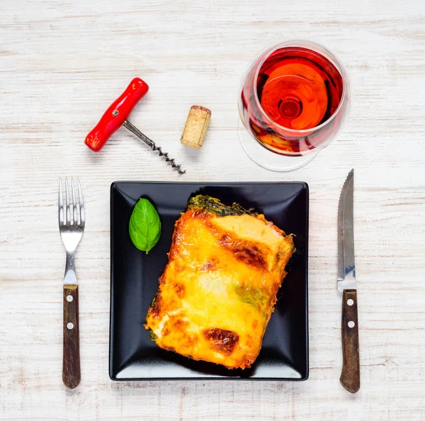 Těstoviny zapečené lasagne s růžová vína — Stock fotografie