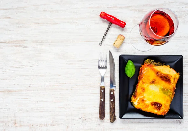 Lasagne mit Rosenwein auf Kopierfläche — Stockfoto