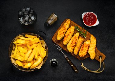 Kola ve tavuk Nuggets ile kızarmış patates