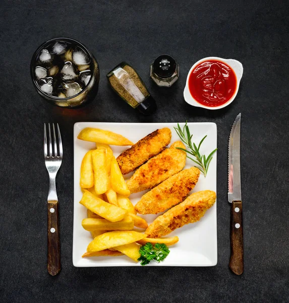 Restauration rapide avec frites et pépites de poulet — Photo