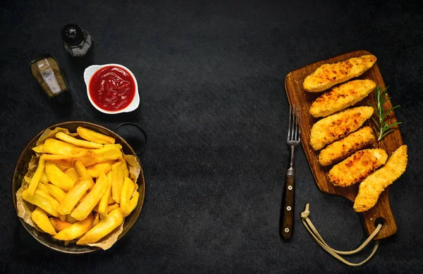 Papas fritas con dedos de pollo y área de espacio de copia — Foto de Stock