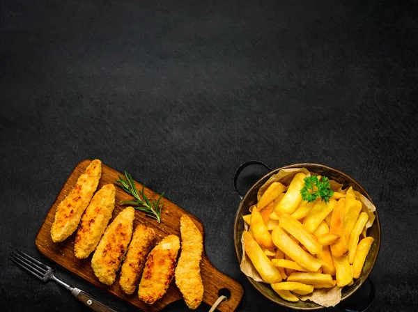 Dedos de frango com batatas fritas e cópia Espaço Área — Fotografia de Stock