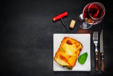 Kopya alanı fırında lazanya ve Rose şarap ile