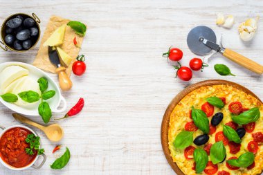 Pizza ve pişirme malzemelerin üzerine kopya alanı