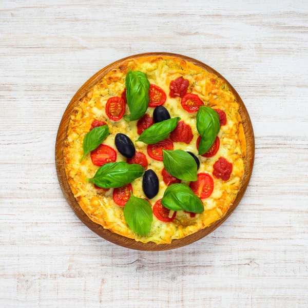 Pohled shora Pizza s rajčaty a bazalkou — Stock fotografie
