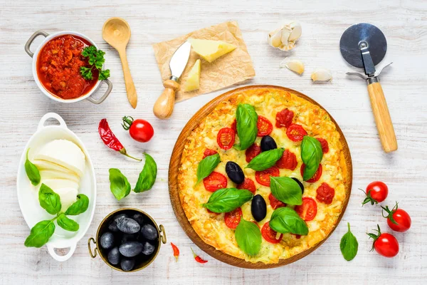 Pizza di verdure con ingredienti — Foto Stock