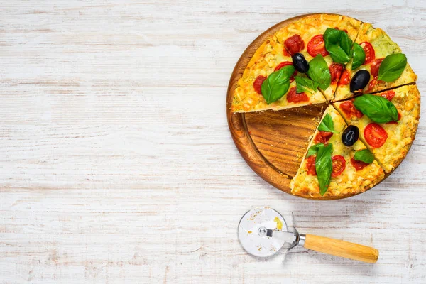 Skivad Pizza på kopia textområde — Stockfoto