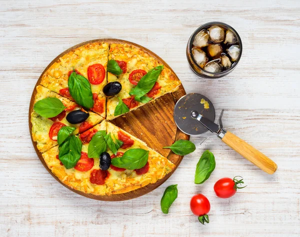 Snabbmat som skivad Vegetabiliska Pizza med kall Cola — Stockfoto