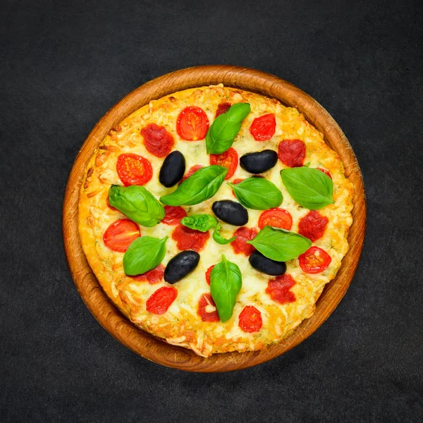 Vegetabiliska Pizza på mörk bakgrund — Stockfoto