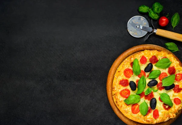 Pizza på kopia utrymme — Stockfoto