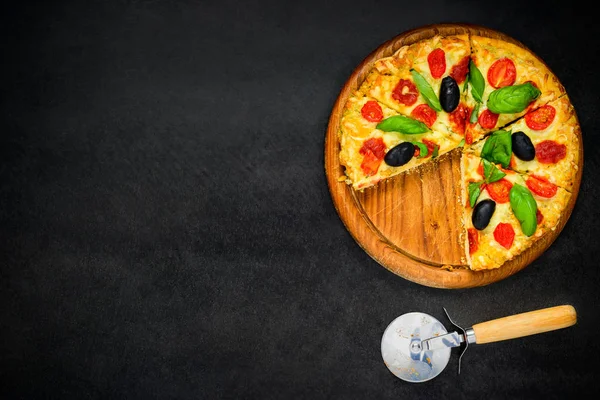 Skivad Pizza på kopia utrymme — Stockfoto