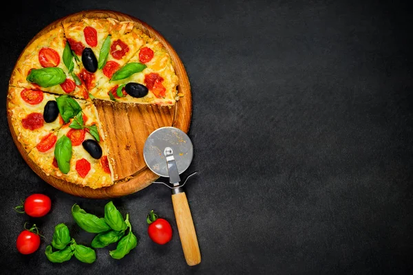 Pizza s rajčaty a bazalkou na místa kopie — Stock fotografie