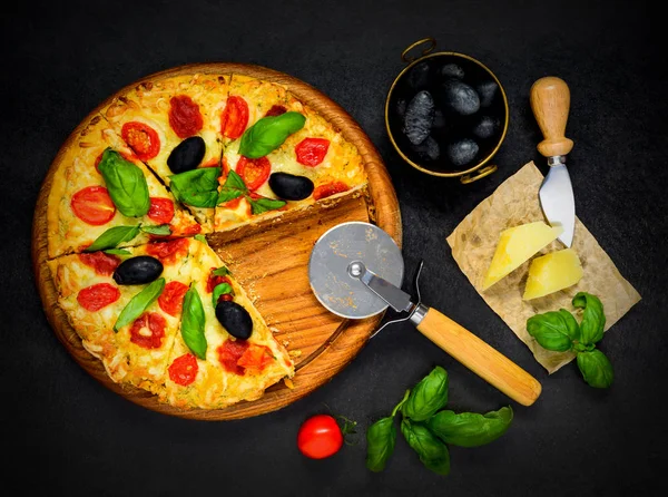 Skivad Pizza med ingredienser — Stockfoto