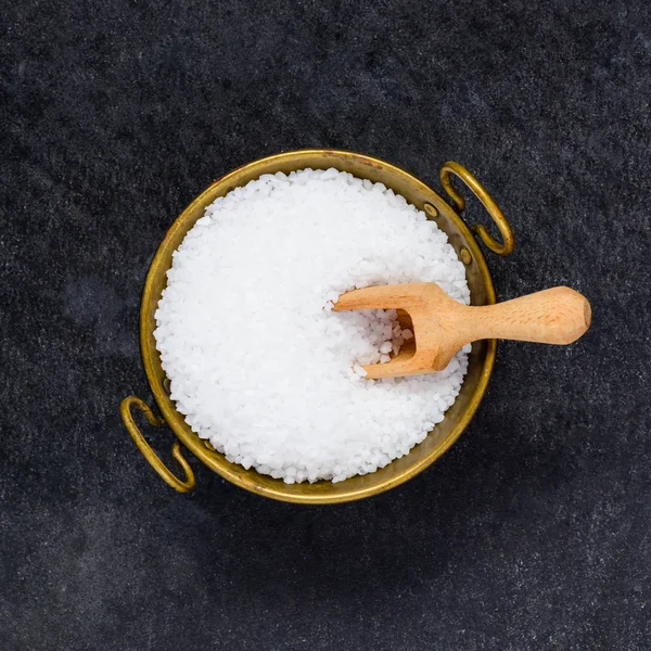 Bol de sel avec cuillère en bois — Photo